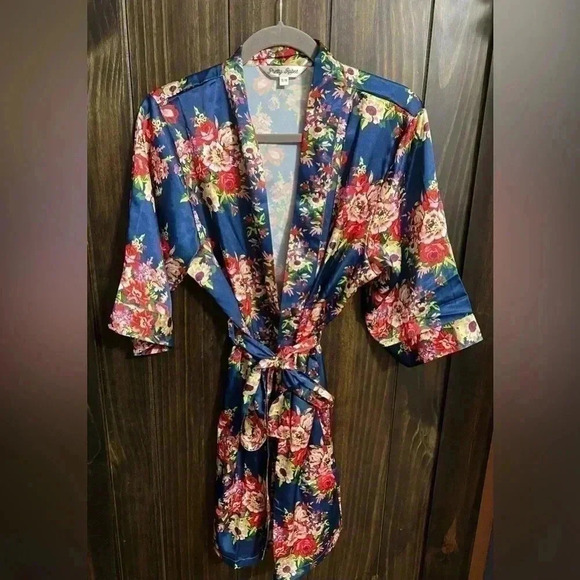 Floral Satin Robe. Brand: Pretty Robes. Size: S/M - Picture 2 of 12